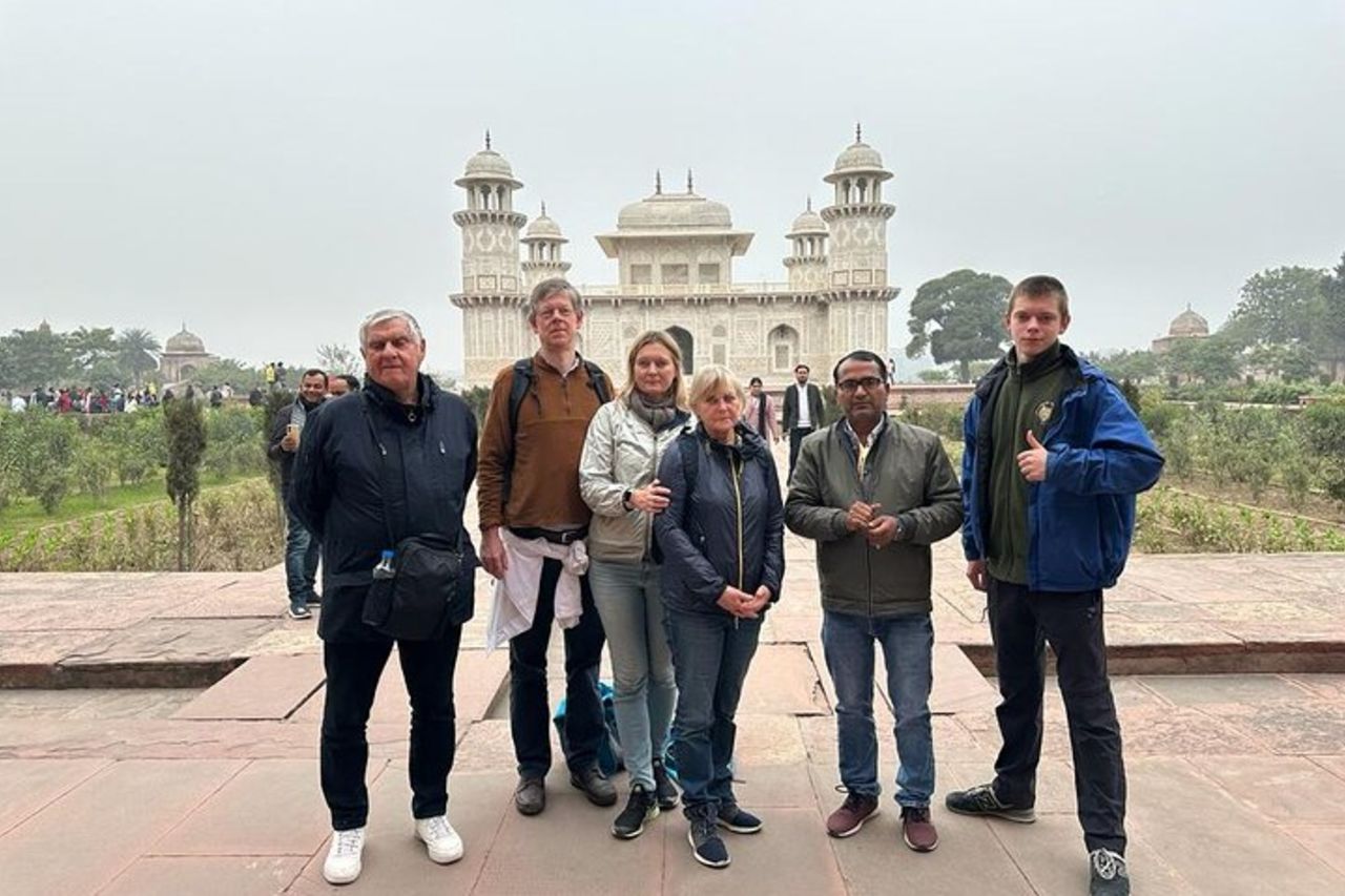 Salta la coda Taj Mahal Agra Fort Auto e Guida turistica da Agra — 8