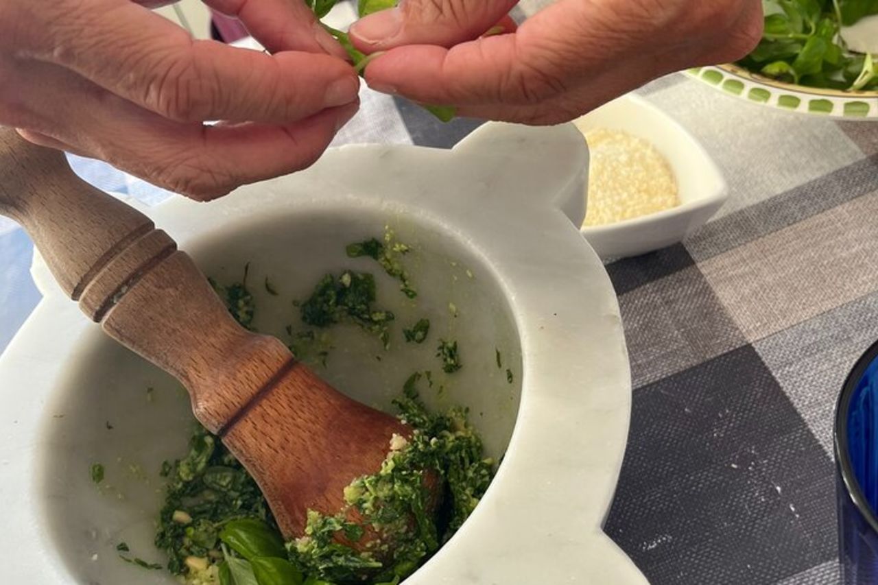 Esperienza del pesto alle Cinque Terre a Riomaggiore — 9