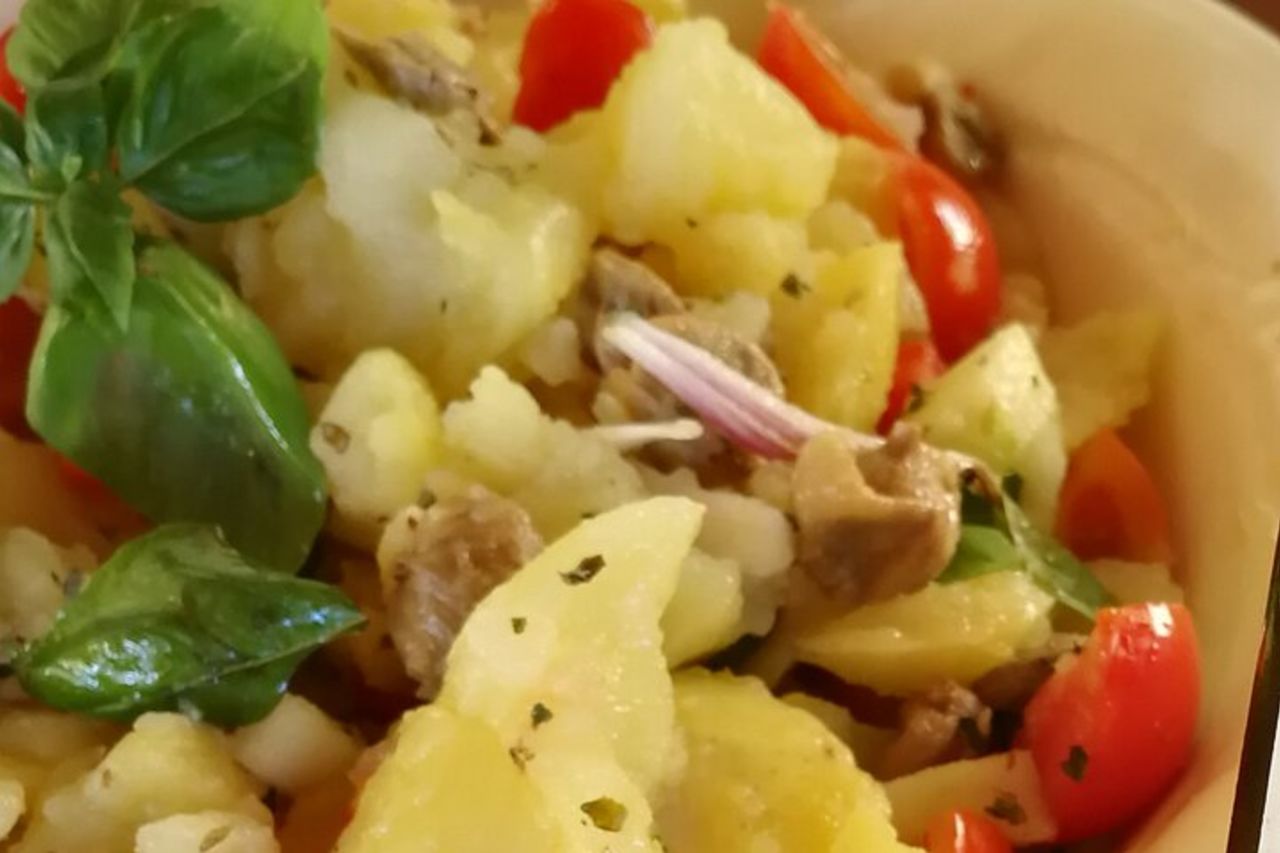 Lezione di Cucina e Pranzo: Scopri le Ricette Eoliane a Salina