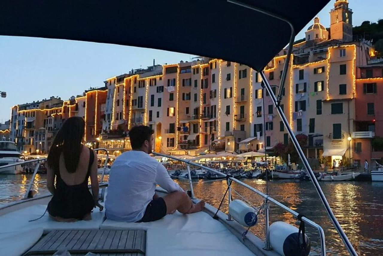 Tour in barca di 3 ore al tramonto nel Golfo dei Poeti condiviso