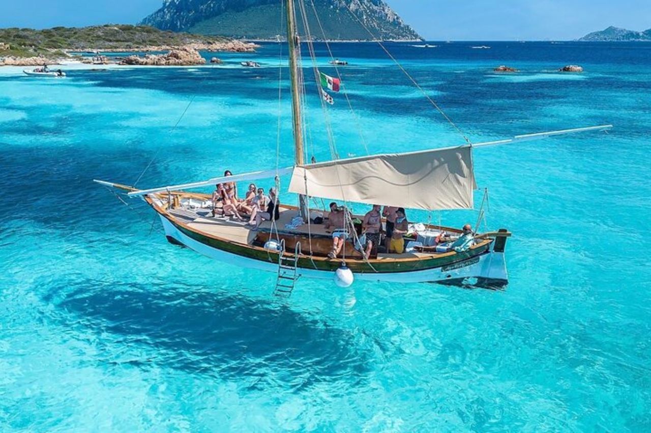 Tour di Una Giornata in Veliero Tradizionale Tavolara & Molara — 2