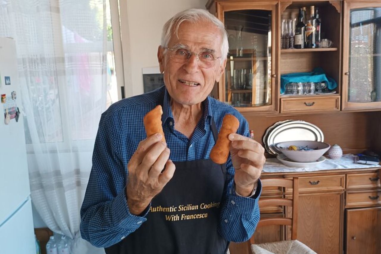 Lezione di cucina siciliana con cannoli e biscotti alle mandorle — 6