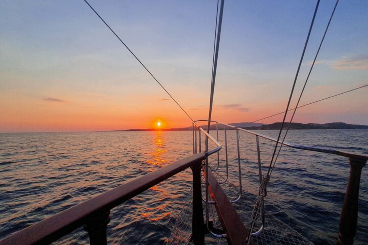 Crociera al tramonto Queen Bee con soste per nuotare e cena — 2