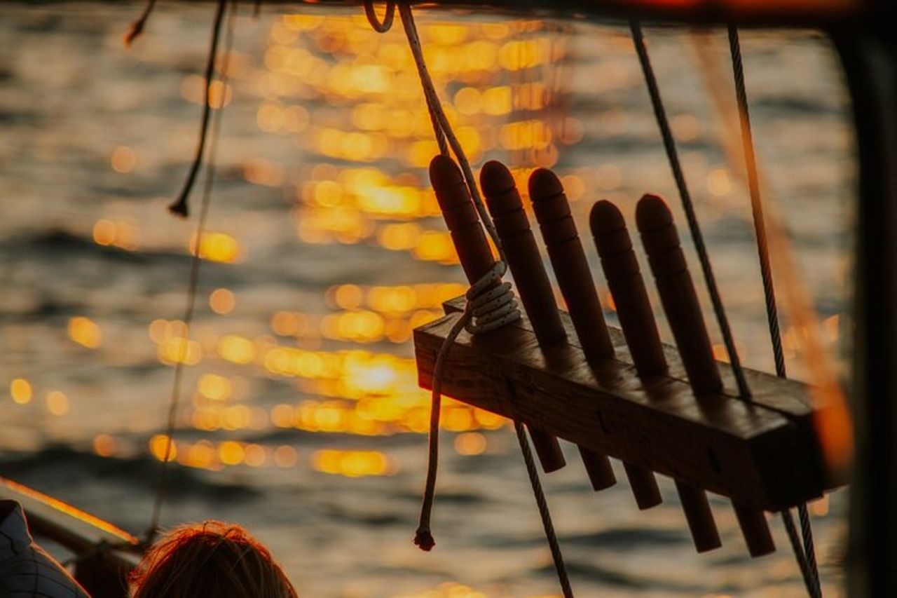 Crociera al tramonto Queen Bee con soste per nuotare e cena — 5