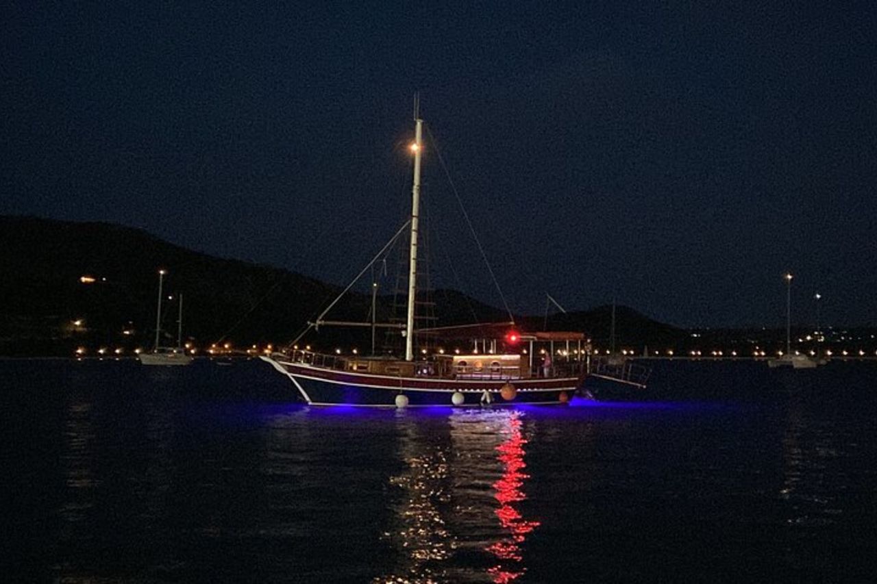 Crociera al tramonto Queen Bee con soste per nuotare e cena — 8