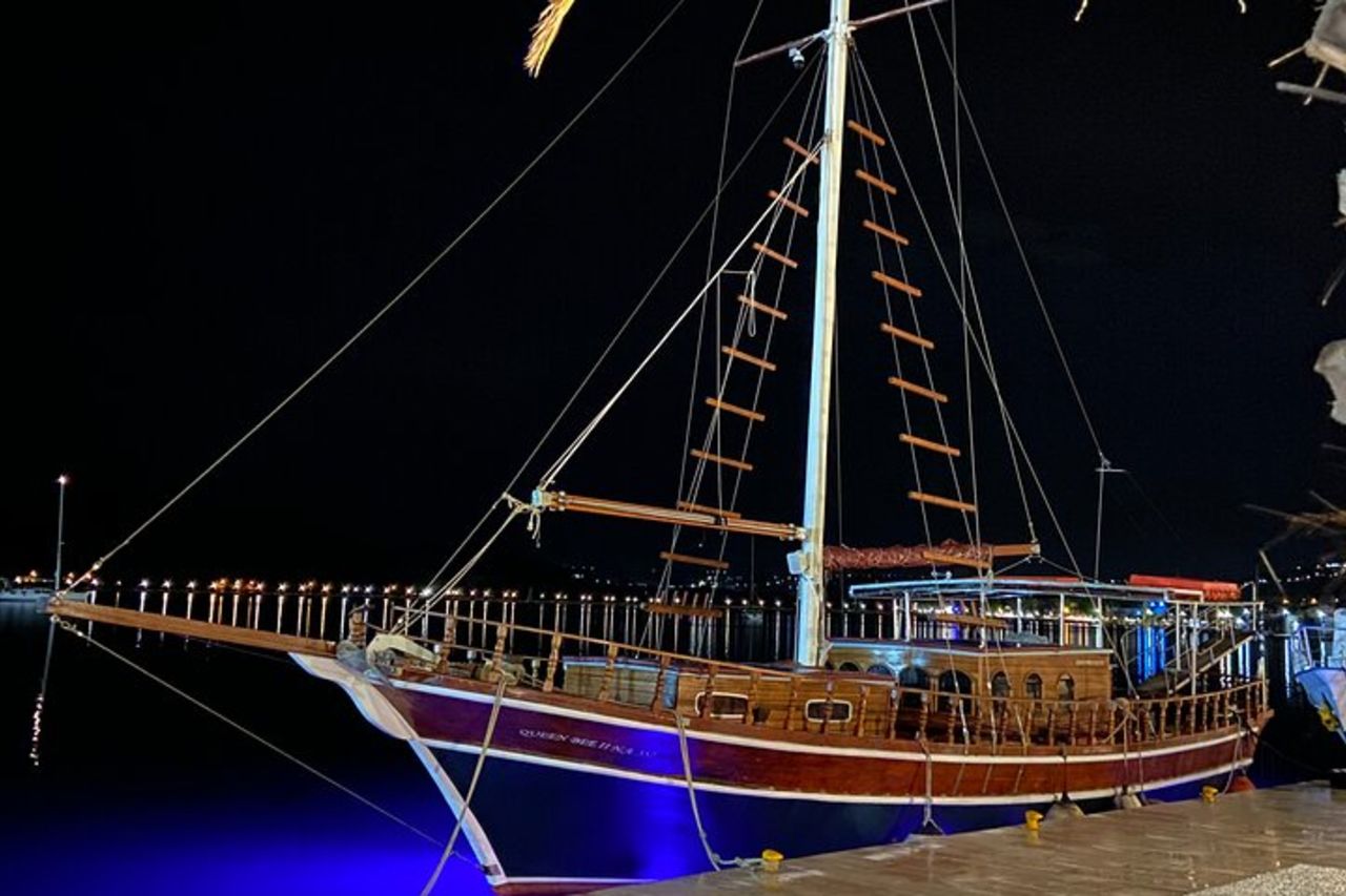 Crociera al tramonto Queen Bee con soste per nuotare e cena — 9