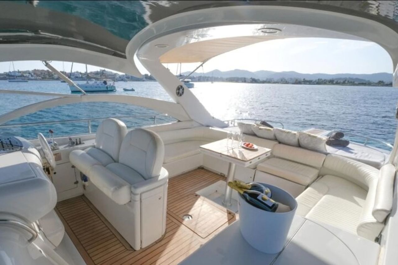 Noleggio di yacht privati per l'intera giornata a Saint Tropez sul nostro Pershing 45 — 7