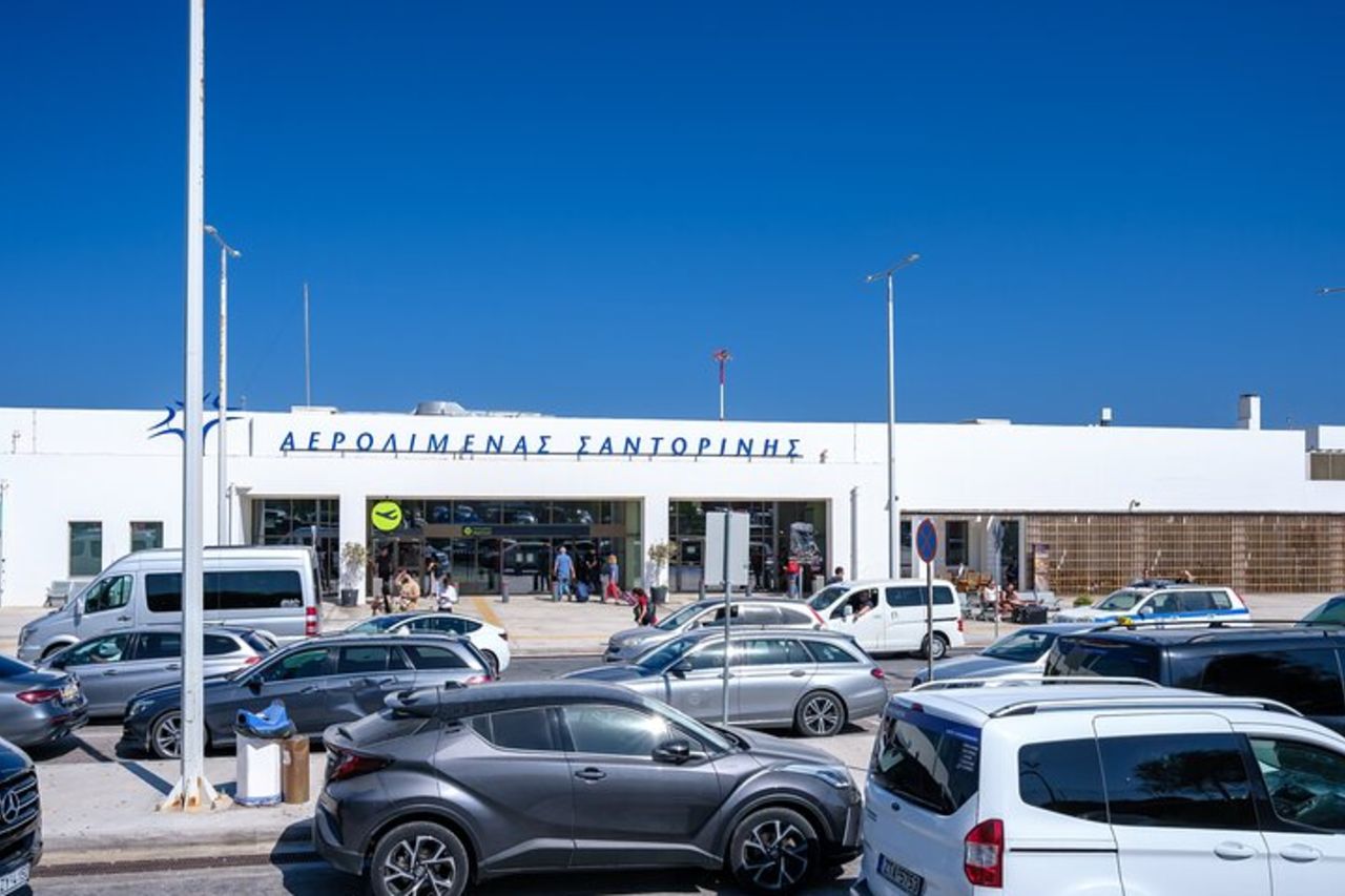 Trasferimento di arrivo privato dall'aeroporto di Santorini a tutte le destinazioni — 5