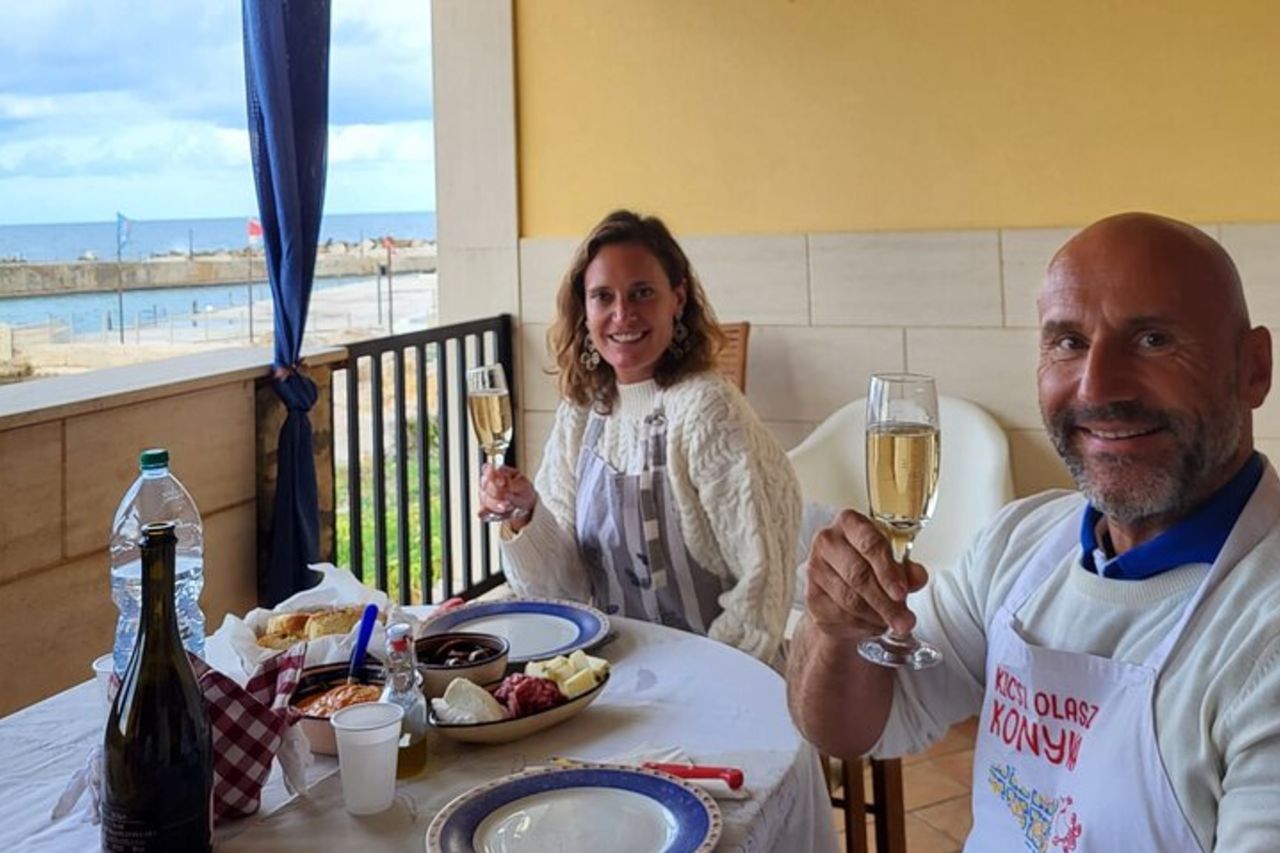 Scopri come preparare i tradizionali cannoli siciliani con vista sul mare — 2