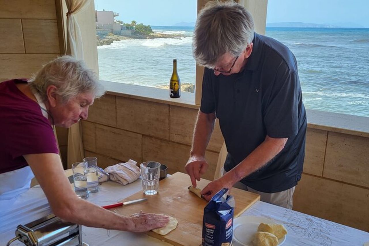 Scopri come preparare i tradizionali cannoli siciliani con vista sul mare