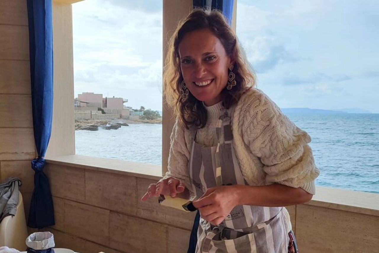 Scopri come preparare i tradizionali cannoli siciliani con vista sul mare — 4