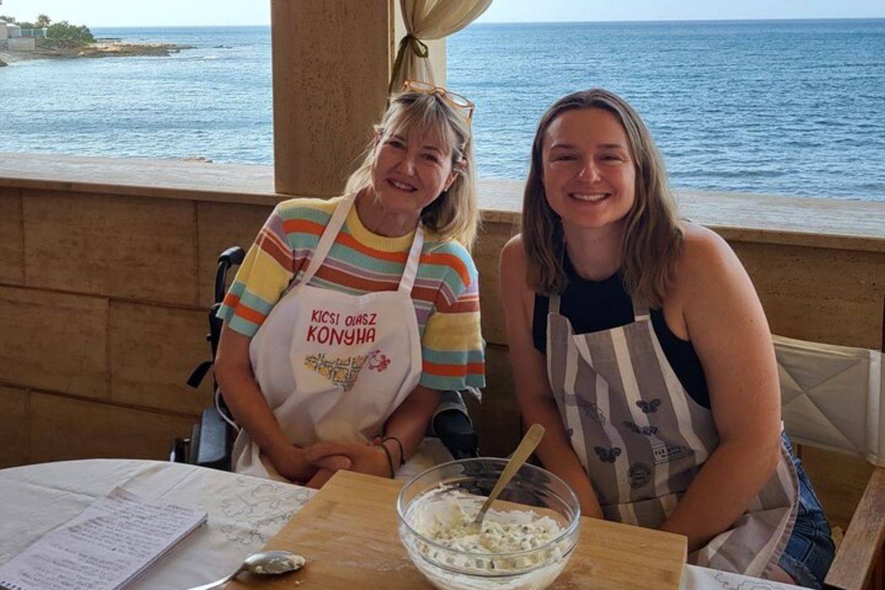 Scopri come preparare i tradizionali cannoli siciliani con vista sul mare — 8