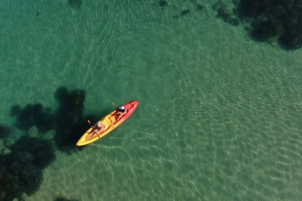 Tour in Kayak: Da Cala Manbrù alla Riserva di Torre Salsa — 2