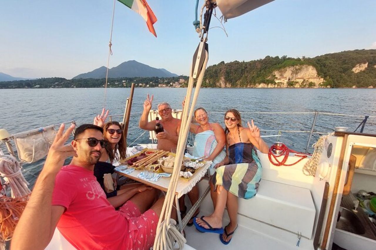 Tour Privato in Barca a vela Lago Maggiore con Aperitivo e Musica — 8