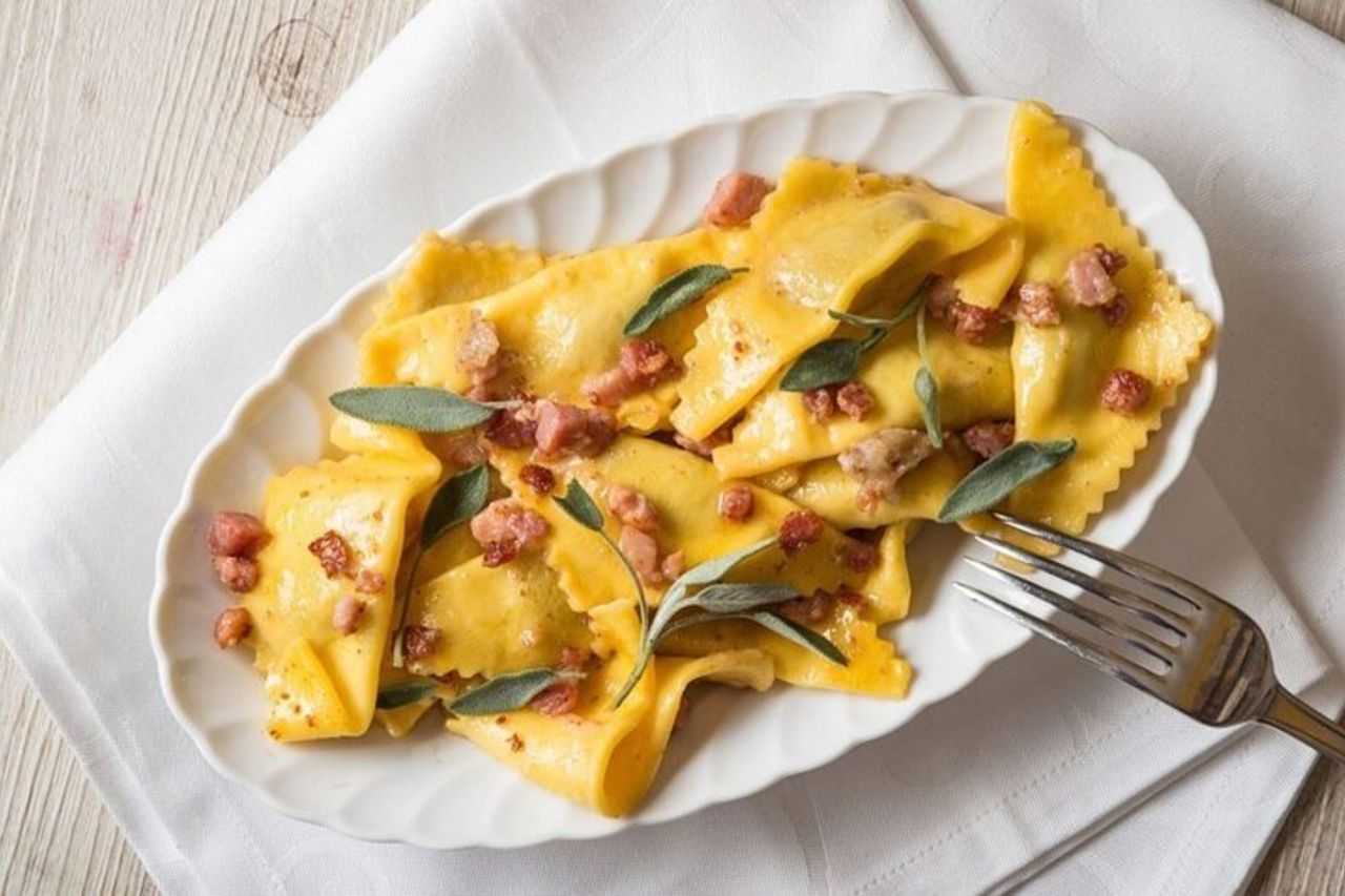 Tour privato dello street food di Bergamo con una guida locale