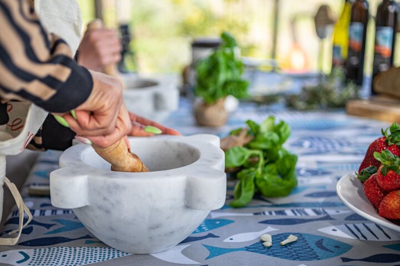 Corso di preparazione del pesto a casa del locale a Genova — 3