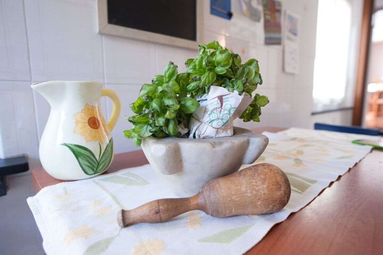 Corso di preparazione del pesto a casa del locale a Genova — 4