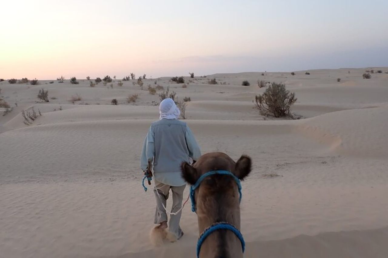 Sahara 1 Notte Bivacco Desert Dunes Camel Trek con Camping — 3
