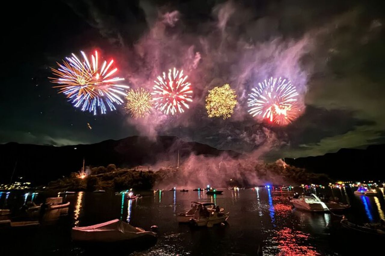 Tour serale in barca al tramonto con fuochi d'artificio Lago di Como