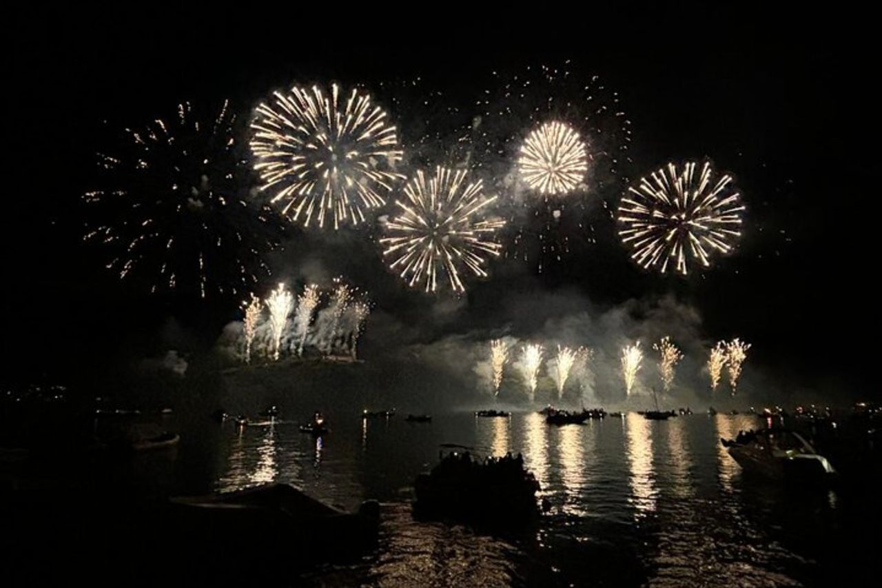 Tour serale in barca al tramonto con fuochi d'artificio Lago di Como — 2