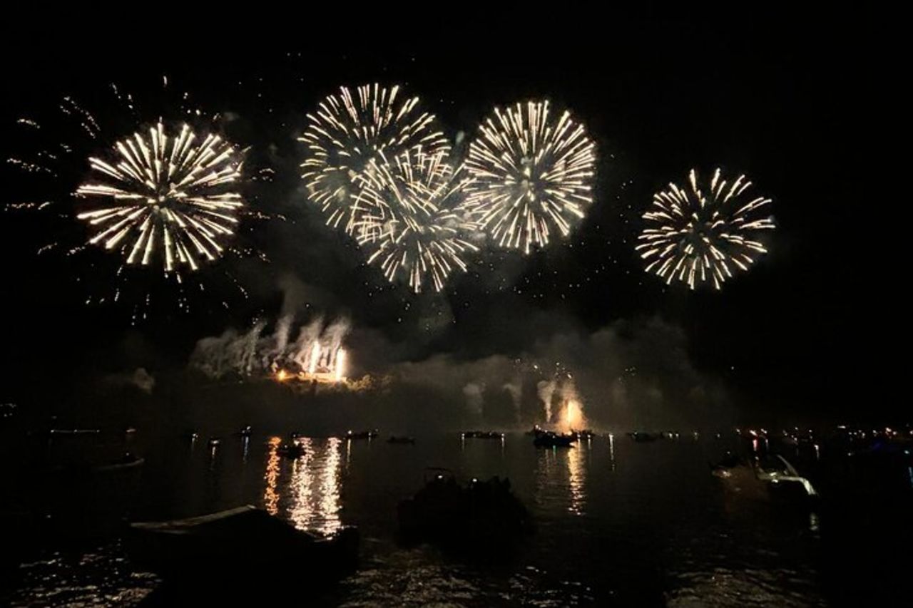 Tour serale in barca al tramonto con fuochi d'artificio Lago di Como — 3