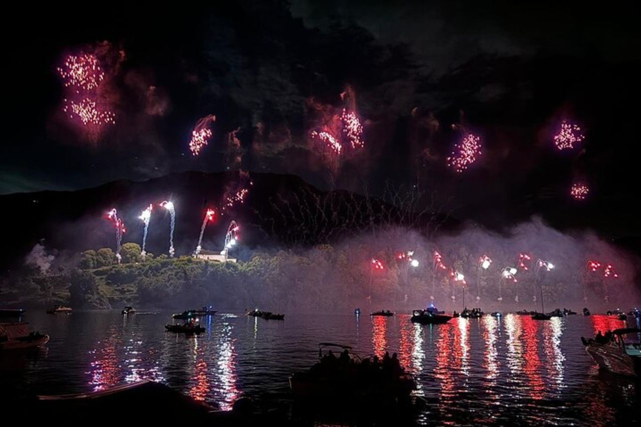 Tour serale in barca al tramonto con fuochi d'artificio Lago di Como — 7