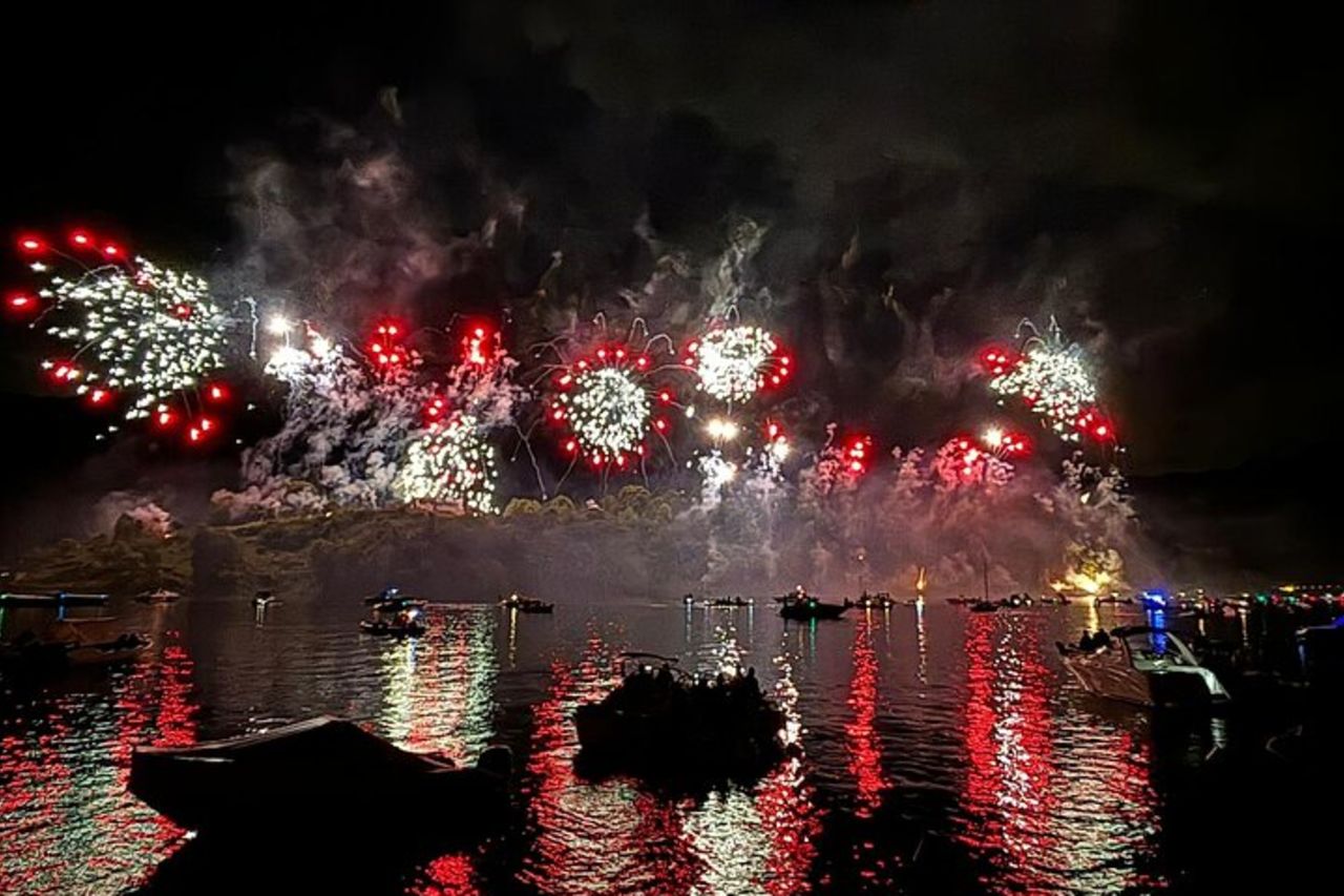 Tour serale in barca al tramonto con fuochi d'artificio Lago di Como — 9