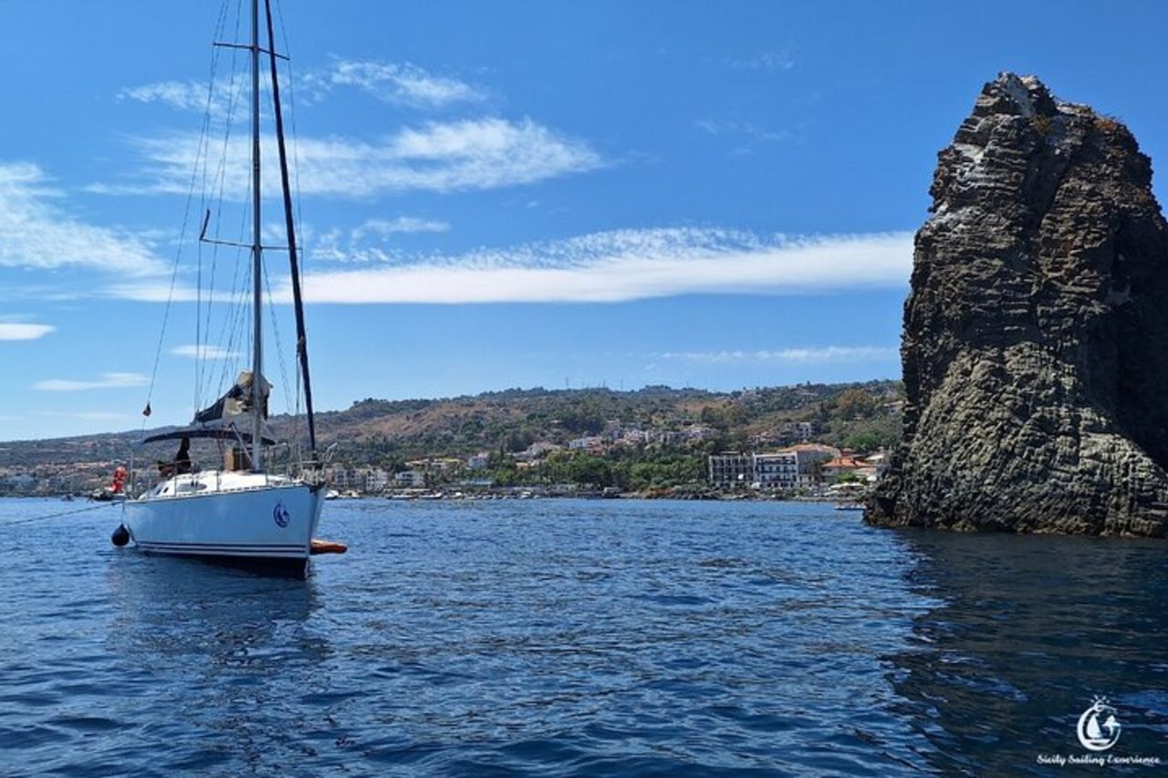 Tour in barca a vela di un giorno intero a Catania-Acitrezza — 2