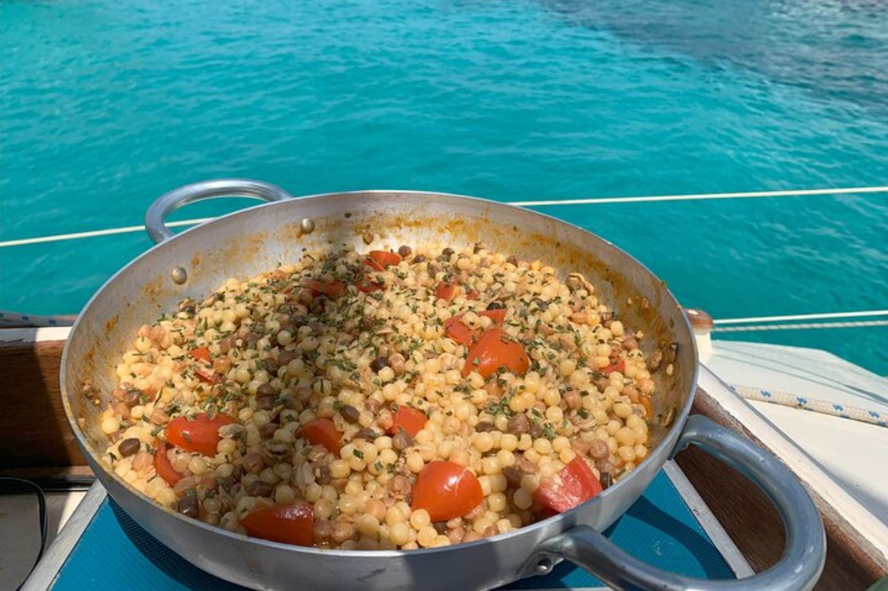 Gita di un giorno in catamarano alle Isole della Maddalena con pranzo sardo