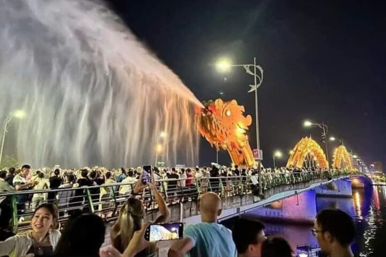 Tour notturno in moto DA Nang e crociera sul fiume da Lady Rider — 4