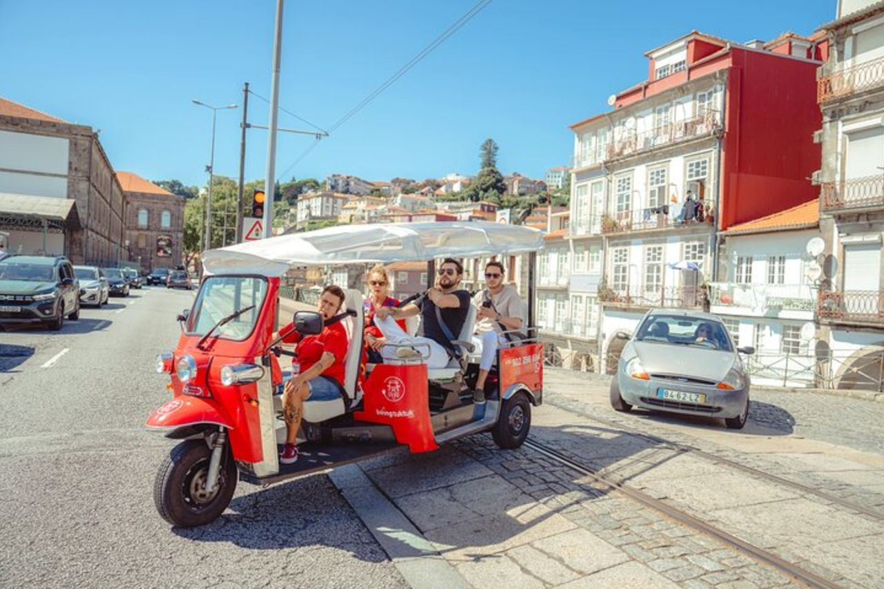 Tour in Tuk Tuk al tramonto a Porto con brindisi al vino di Porto