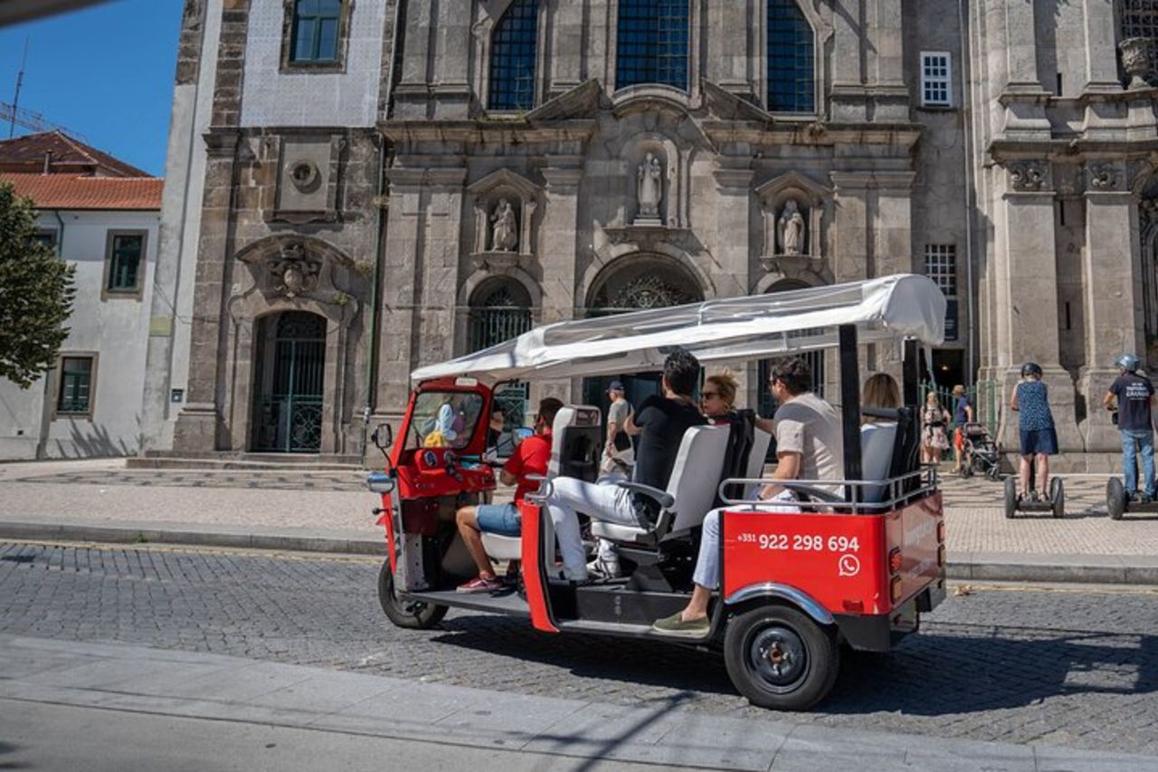 Tour in Tuk Tuk al tramonto a Porto con brindisi al vino di Porto — 5