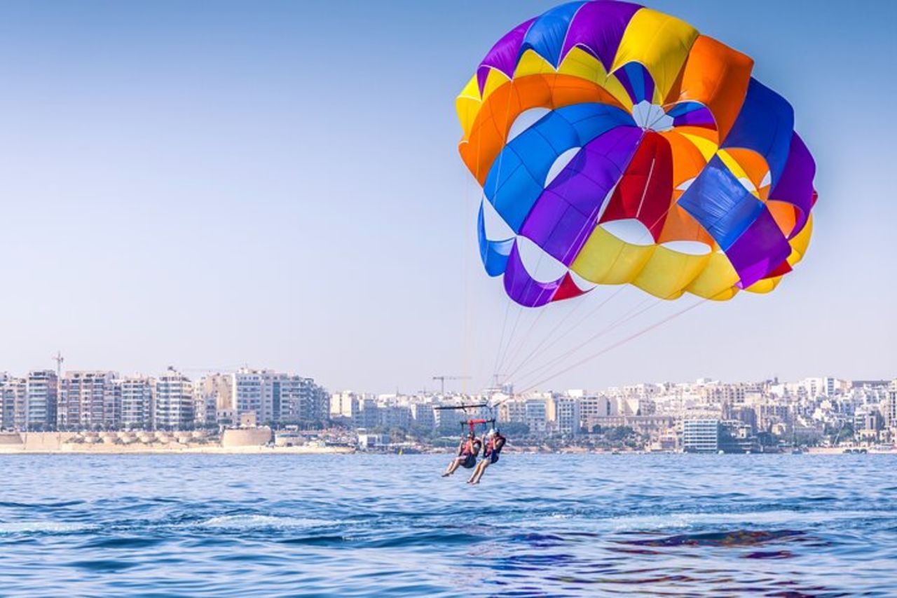 Parasailing a Malta