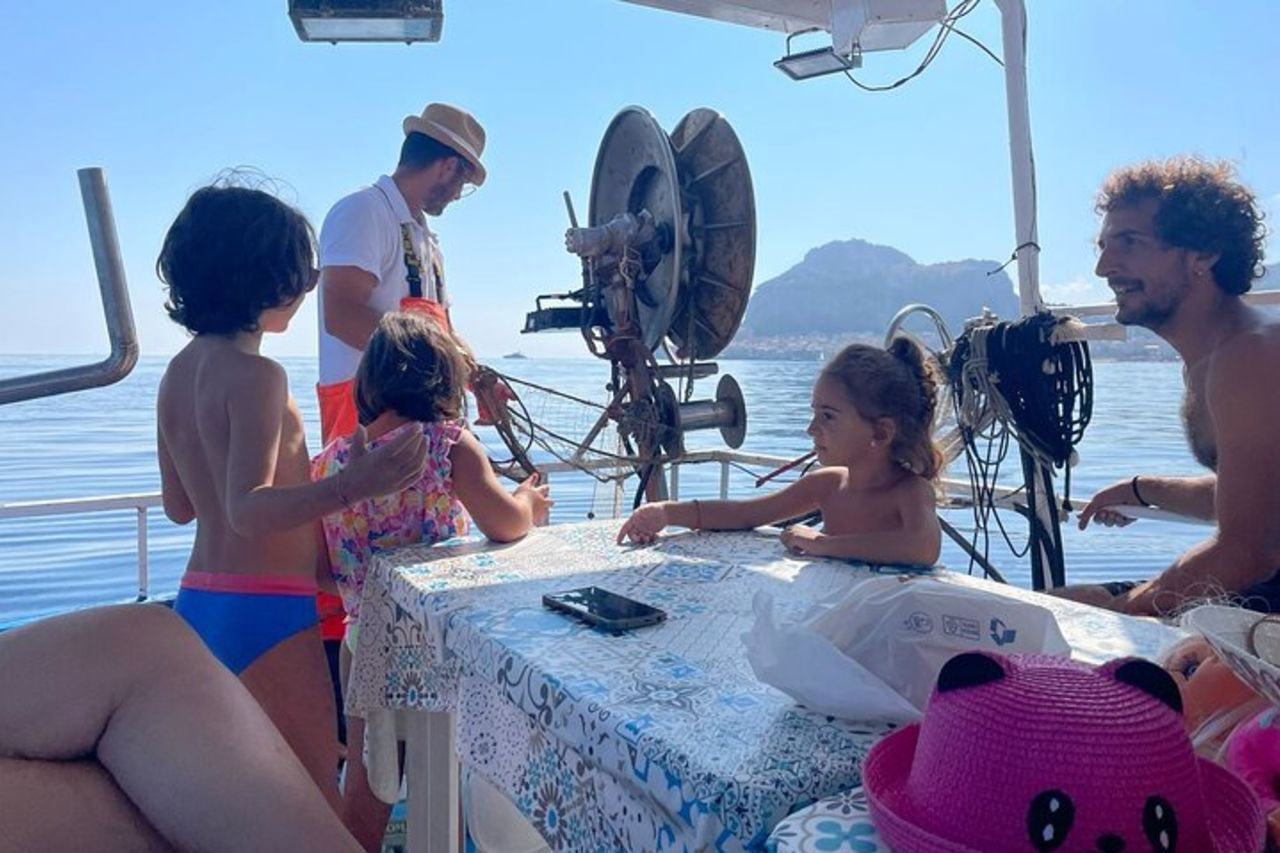 Cefalù: Gita in Barca con Pesca, Tour Costiero e Pranzo a Bordo