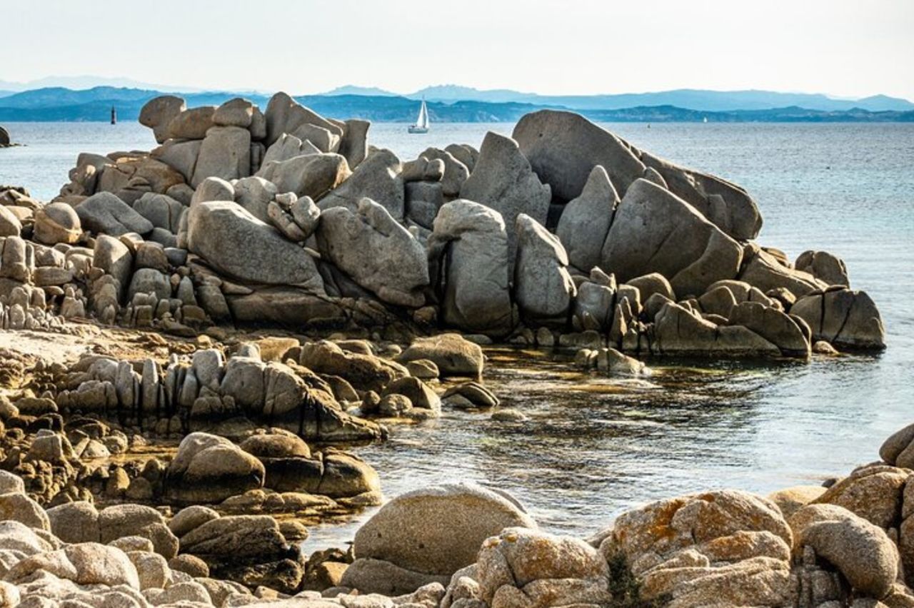 Palau o La Maddalena: Tour in gommone di 4 ore della Corsica meridionale — 9