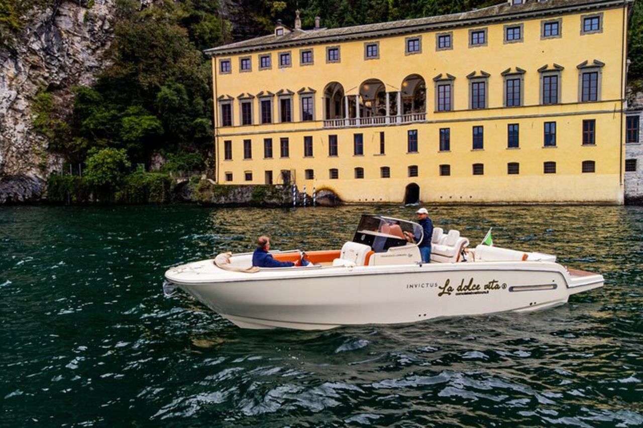 Varenna tour (4 H) Aperitivo in barca di lusso a bordo
