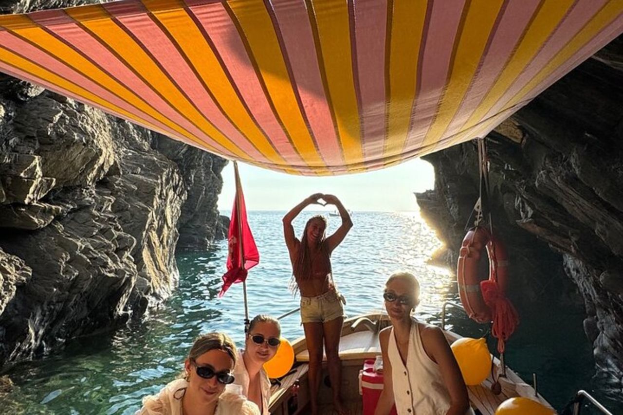 Swim&Enjoy 5 terre on the PINK Hyena with Captain Jenny! — 5