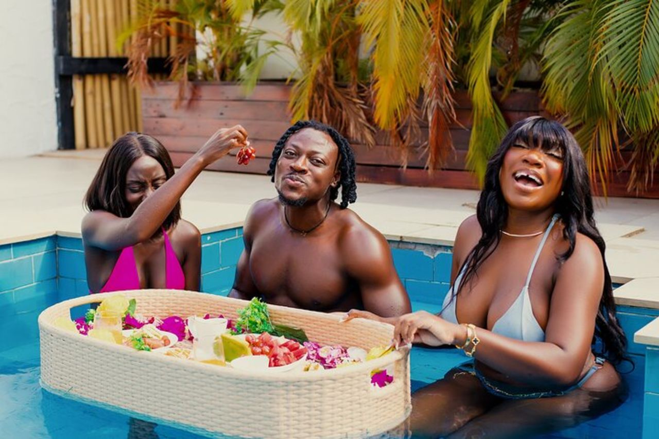 Esperienza galleggiante della piscina del brunch — 9