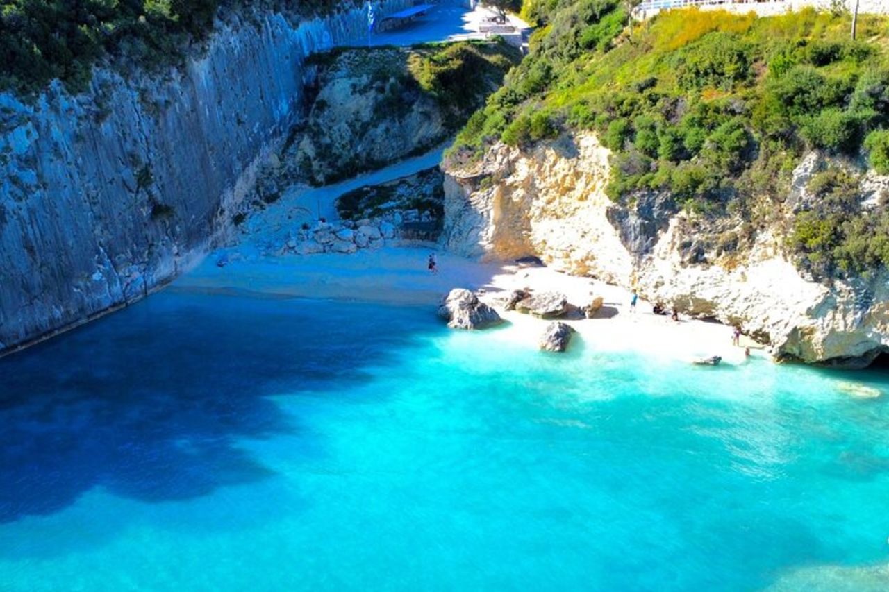 Spiaggia del relitto di Zante con tour della terra e del mare delle grotte blu — 2