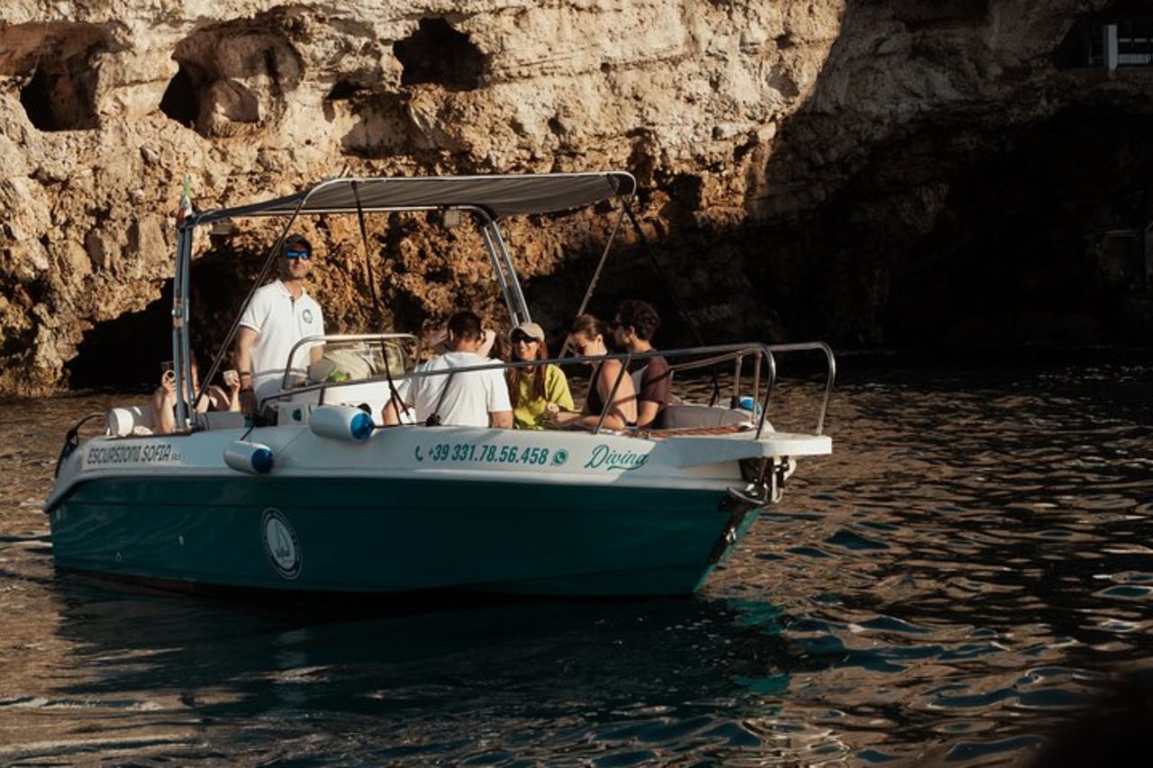 Gita in barca per le grotte di Polignano a Mare — 2
