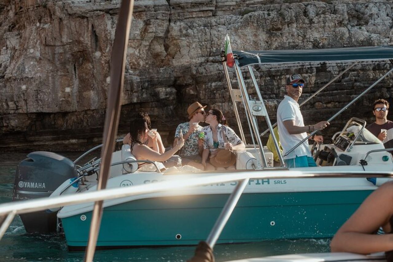 Gita in barca per le grotte di Polignano a Mare — 5