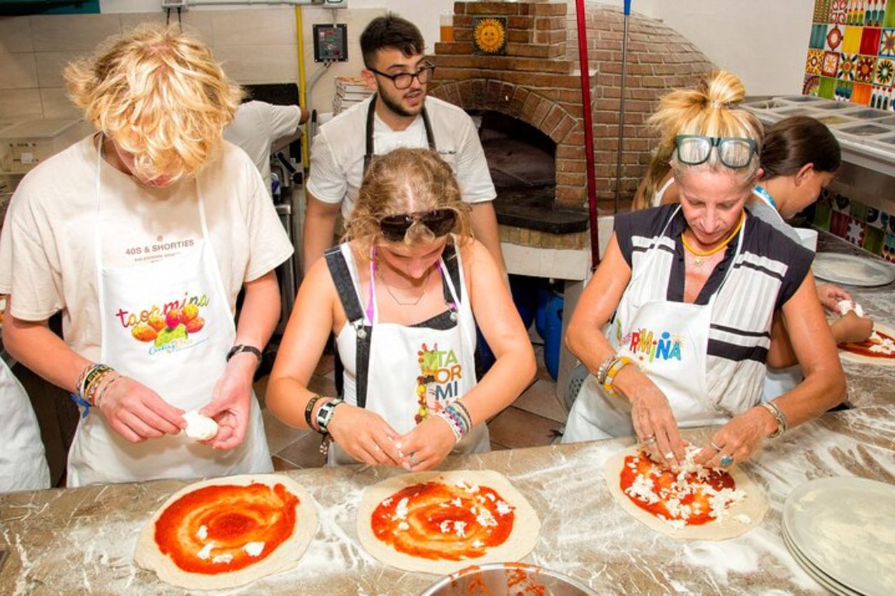 Lezione di cucina per la preparazione della pizza