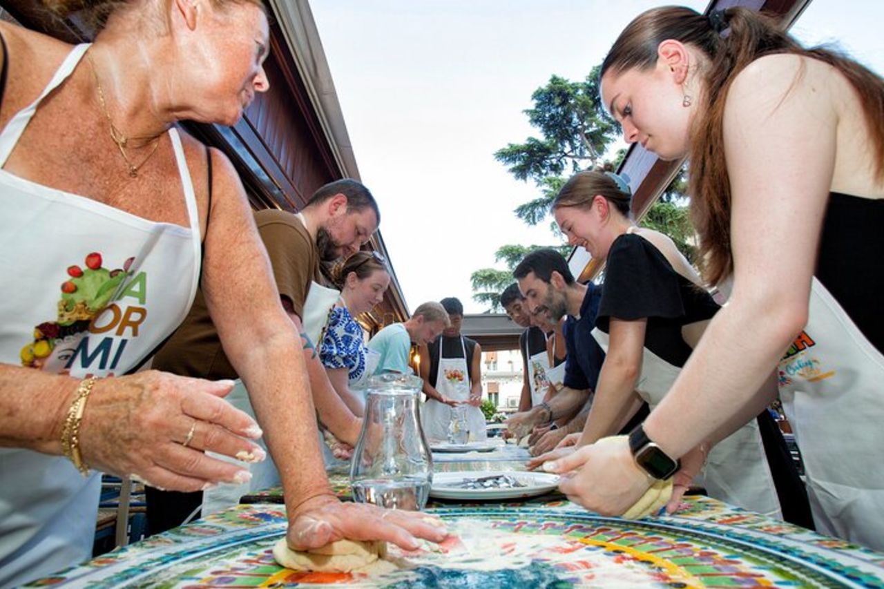 Lezione di cucina per la preparazione della pizza — 4