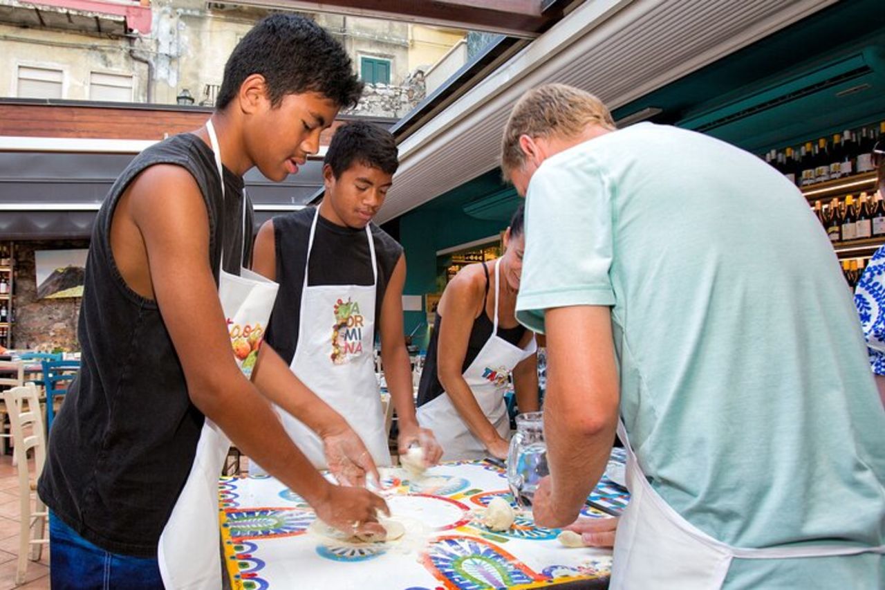 Lezione di cucina per la preparazione della pizza — 6