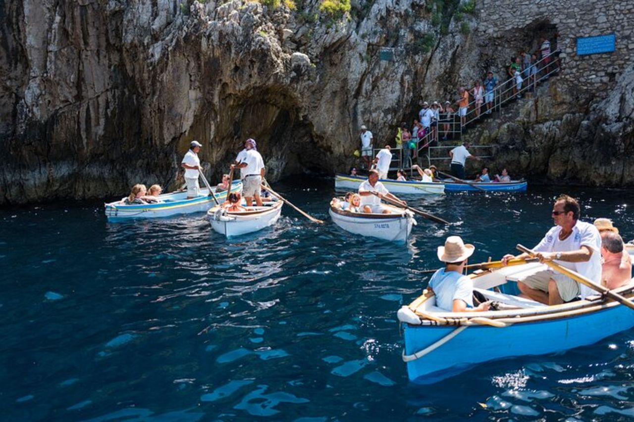 Visita alla Grotta Azzurra e tour semi-privato in barca a Capri — 4