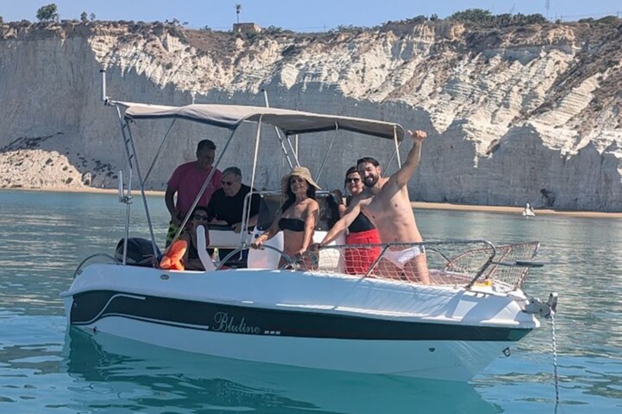 Scala dei Turchi in 3.5 ore,tour in gommone con soste per nuotare — 5