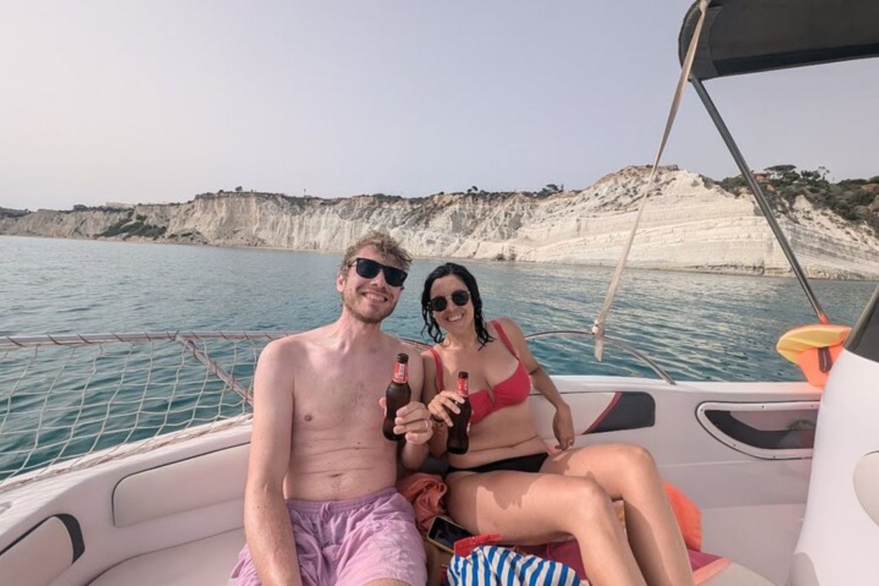 Tour privato in barca con aperitivo alla Scala Dei Turchi — 2