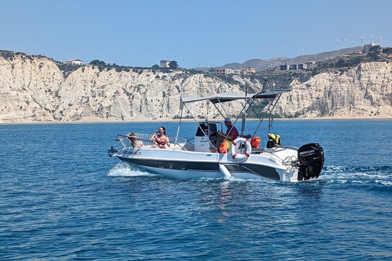 Tour privato in barca con aperitivo alla Scala Dei Turchi — 5