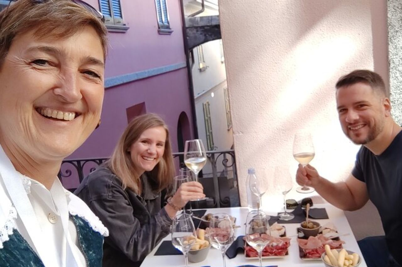 Varenna: tour guidato a piedi con degustazione di vini e cibi — 2