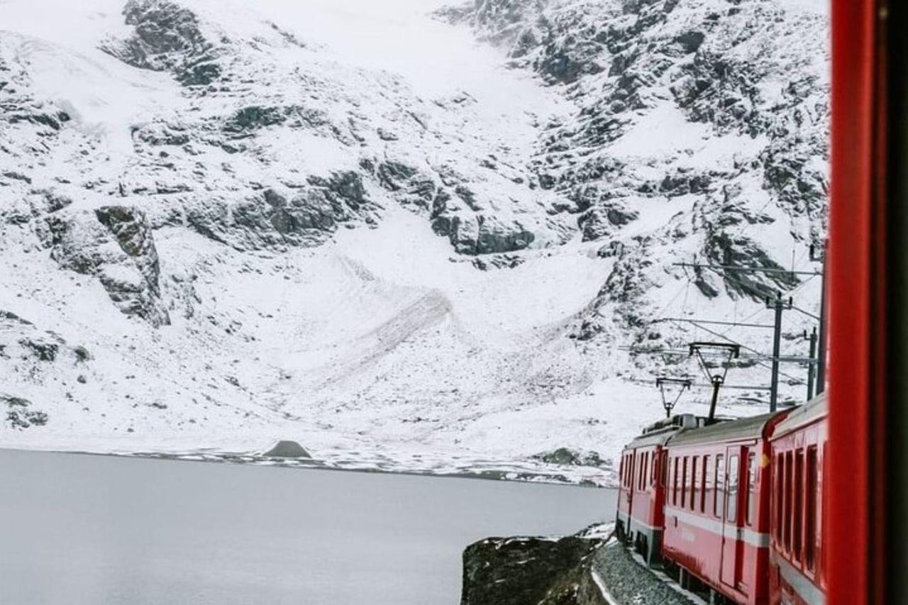 Treno panoramico intimo per piccoli gruppi Bernina UNESCO sulle Alpi svizzere — 5